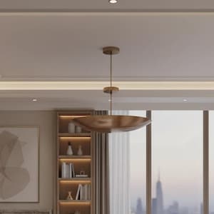 Op de afbeelding: Een moderne woonkamer met een neutraal kleurenpalet. Kenmerken zijn een grote hoekbank, een marmeren open haard, ingebouwde boekenkasten en een groot raam met uitzicht op de stad. Een decoratieve lamp hangt aan het plafond.