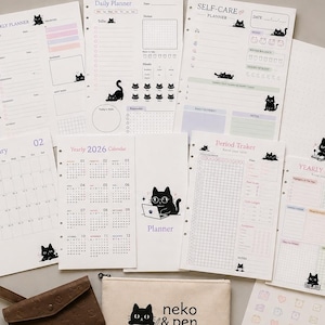 Könnte beinhalten: Eine Sammlung digitaler Planerseiten mit schwarzen Katzenillustrationen, darunter ein Kalender für 2026, Tages- und Wochenübersichten, ein Selbstfürsorge-Tracker und ein Perioden-Tracker. Eine beige Tasche mit der Aufschrift neko & pen ist ebenfalls enthalten.