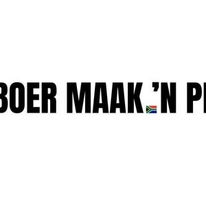 Peut inclure: Texte noir sur fond blanc : "'N BOER MAAK 'N PLAN", avec le drapeau sud-africain. Le texte est en gras, sans-serif. Le drapeau est à droite du mot "PLAN".