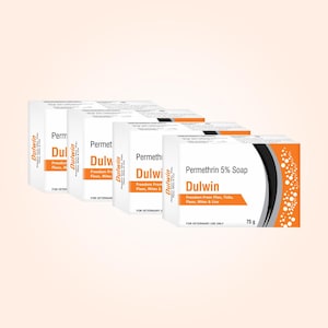 以下が含まれることがあります： Dulwin Permethrin 5% ソープの白い箱がいくつか並んでいます。箱にはオレンジと黒のアクセントがあり、製品名と詳細が印刷されています。各箱には75gの石鹸が入っています。