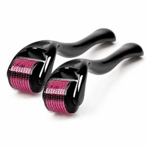 Op de afbeelding: Twee derma rollers met ergonomische zwarte kunststof handgrepen en cilindrische koppen bedekt met talloze fijne, scherpe metalen naalden. De met naalden bedekte rollers zijn felroze en contrasteren met de strakke, effen zwarte frames en handgrepen.