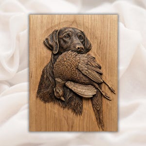 Pode incluir: Escultura em madeira detalhada de um Labrador Retriever segurando um fais&atilde;o. O c&atilde;o &eacute; castanho e o fais&atilde;o &eacute; castanho claro. A escultura &eacute; montada em uma placa de madeira retangular com gr&atilde;o de madeira vis&iacute;vel.
