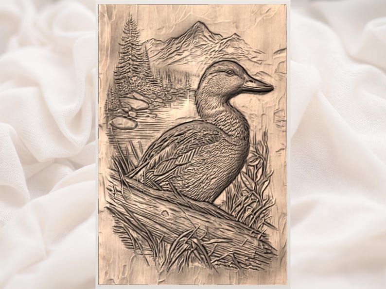 Puede incluir: Una talla de madera detallada de un pato descansando sobre un tronco, con un fondo de monta&ntilde;a y bosque. La obra de arte est&aacute; en una paleta de colores natural y neutra, mostrando las plumas del pato y el paisaje circundante.