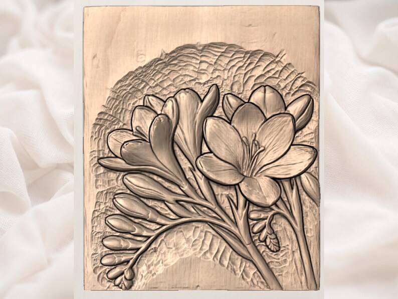 以下が含まれることがあります： フリージアの花の精巧なレリーフ彫刻が施された木製パネル。 花は繊細な花びらと茎を持ち、テクスチャード加工された背景に配置されています。 彫刻は茶色の色合いで、自然で芸術的な美しさを生み出しています。
