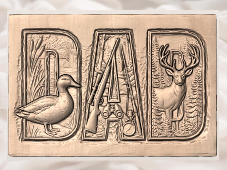 Op de afbeelding: Een lichtbruine houten plaquette met het woord "DAD" erin gegraveerd. De letters zijn gevuld met afbeeldingen: een eend, jachtuitrusting en een hert. De eend staat in de letter "D", de jachtuitrusting in "A" en het hert in de laatste "D".
