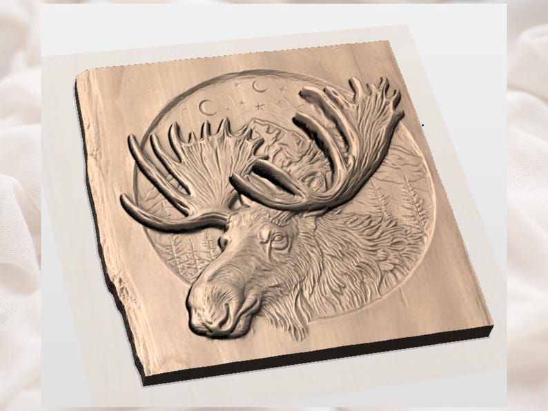 Peut inclure: Sculpture en bois repr&eacute;sentant une t&ecirc;te d'&eacute;lan avec de grands bois, sur fond de paysage montagneux au clair de lune. La sculpture est sur un bloc de bois rectangulaire, avec des d&eacute;tails en relief.