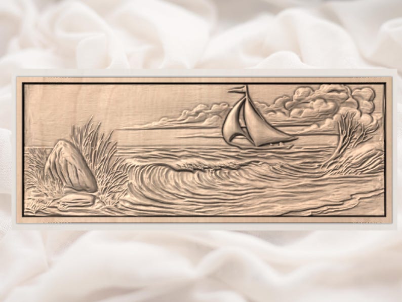 K&ouml;nnte beinhalten: Ein Holzreliefschnitzerei, die eine Seelandschaft mit einem Segelboot, Wellen und Wolken darstellt. Das Kunstwerk ist gerahmt und zeigt eine detaillierte Schnitzerei eines Segelbootes, das auf dem Wasser segelt, mit einem Felsen und hohem Gras auf der linken Seite.