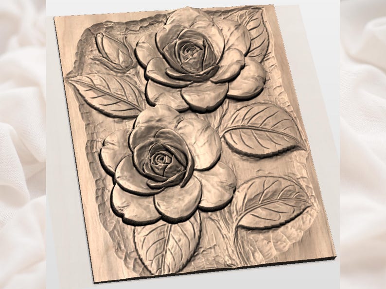 K&ouml;nnte beinhalten: Detaillierte, dreidimensionale Reliefschnitzerei von Rosen und Bl&auml;ttern. Das Kunstwerk ist in einem warmen, nat&uuml;rlichen Holzton gehalten, der die komplizierten Details des floralen Designs zeigt. Das St&uuml;ck zeigt zwei gro&szlig;e Rosen, eine Knospe und mehrere Bl&auml;tter.