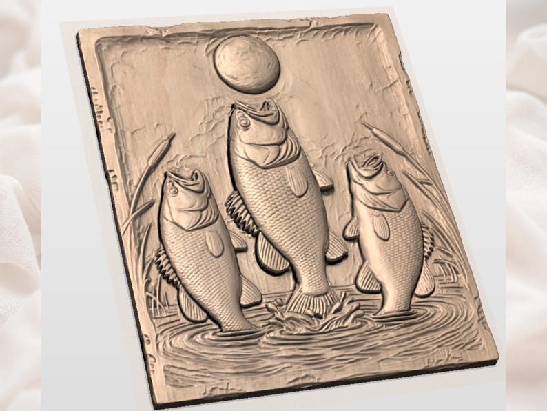 Puede incluir: Escultura en relieve de madera que representa tres peces saltando del agua, con una luna llena en el fondo. La obra de arte est&aacute; enmarcada y tiene un tono de madera natural, mostrando texturas acu&aacute;ticas.