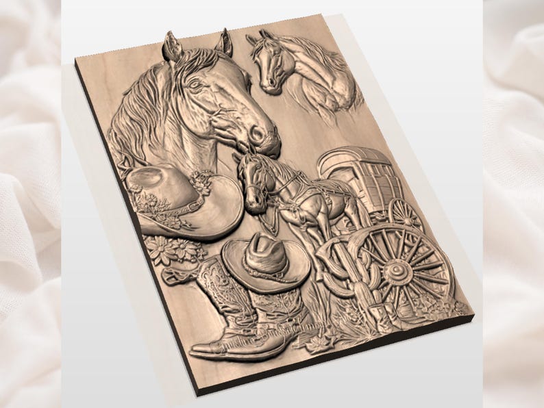 K&ouml;nnte beinhalten: Holzreliefschnitzerei mit Western-Thema. Die Kunst zeigt Pferde, Cowboyh&uuml;te, Stiefel, eine Postkutsche und florale Elemente. Das Relief ist aus hellbraunem Holz geschnitzt.