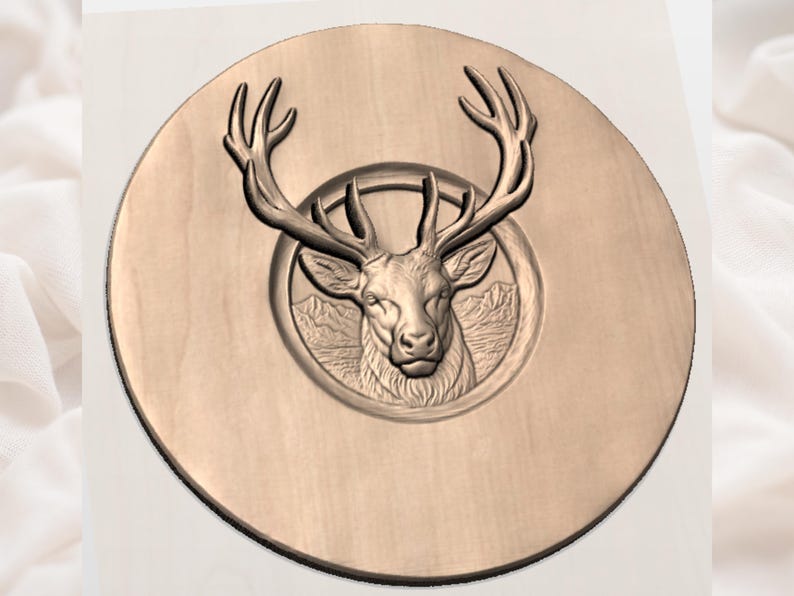 Op de afbeelding: Ronde houten plaquette met een gedetailleerde reli&euml;fsnede van een hertenkop. Het hert heeft een groot gewei en is geplaatst in een cirkelvormig frame, met bergen op de achtergrond. De plaquette is lichtbruin.