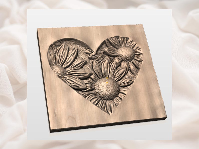 K&ouml;nnte beinhalten: Holzplakette mit einem herzf&ouml;rmigen Relief von Sonnenblumen. Die Sonnenblumen sind aufwendig geschnitzt, mit detaillierten Bl&uuml;tenbl&auml;ttern und strukturierten Zentren. Das Holz hat einen warmen, nat&uuml;rlichen Farbton, und das Design ist auf der Plakette zentriert.