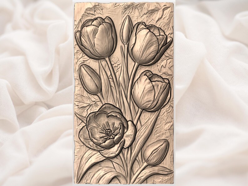 Puede incluir: Un relieve de madera rectangular que representa un ramo de tulipanes. El tallado muestra tulipanes en diferentes etapas de floraci&oacute;n, con hojas y tallos detallados. La obra de arte es en tonos marrones y beige.