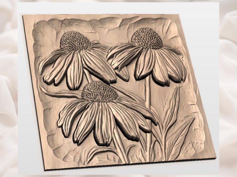 Puede incluir: Un relieve de madera que representa tres flores de equin&aacute;cea. Las flores tienen p&eacute;talos detallados y centros texturizados, con hojas y tallos. El relieve es cuadrado y tiene un tono de madera natural.