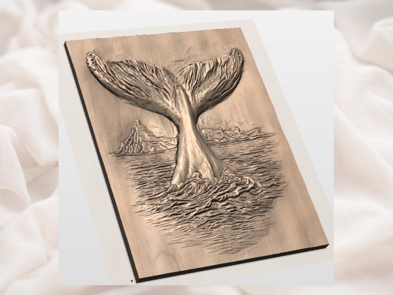 Pu&ograve; includere: Intaglio in legno di una coda di balena che emerge dall'oceano. L'opera, di colore marrone chiaro, presenta intagli dettagliati della coda, delle onde e di un'isola lontana. Montata su una tavola rettangolare di legno.