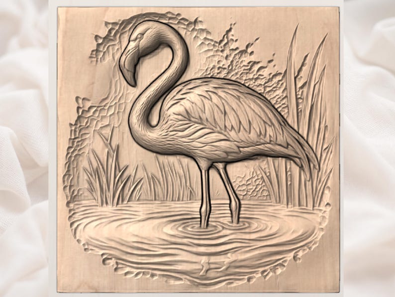 K&ouml;nnte beinhalten: Holzreliefschnitzerei eines Flamingos, der im Wasser steht, umgeben von Schilf und Laub. Das Kunstwerk ist detailliert, mit den Federn des Vogels und den Wellen des Wassers klar definiert. Die Schnitzerei ist in einem quadratischen Rahmen.