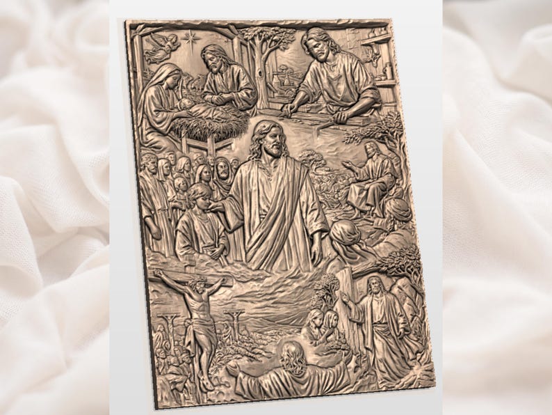 Puede incluir: Un detallado relieve que representa m&uacute;ltiples escenas b&iacute;blicas. La obra de arte presenta figuras con t&uacute;nicas fluidas, con escenas que incluyen la Natividad, Jes&uacute;s ense&ntilde;ando y la crucifixi&oacute;n. El relieve es de un tono c&aacute;lido y terroso, lo que sugiere madera o bronce.