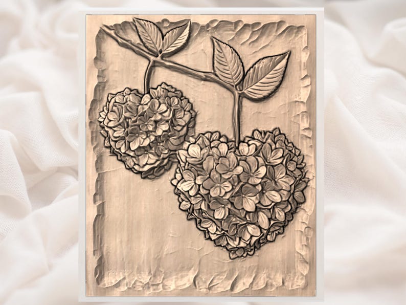 Puede incluir: Un relieve en tonos sepia de dos cabezas de flores de hortensia. Las flores tienen forma de coraz&oacute;n y est&aacute;n detalladas, con hojas y tallos. El fondo tiene un aspecto texturizado y tallado, enmarcado en un borde blanco.