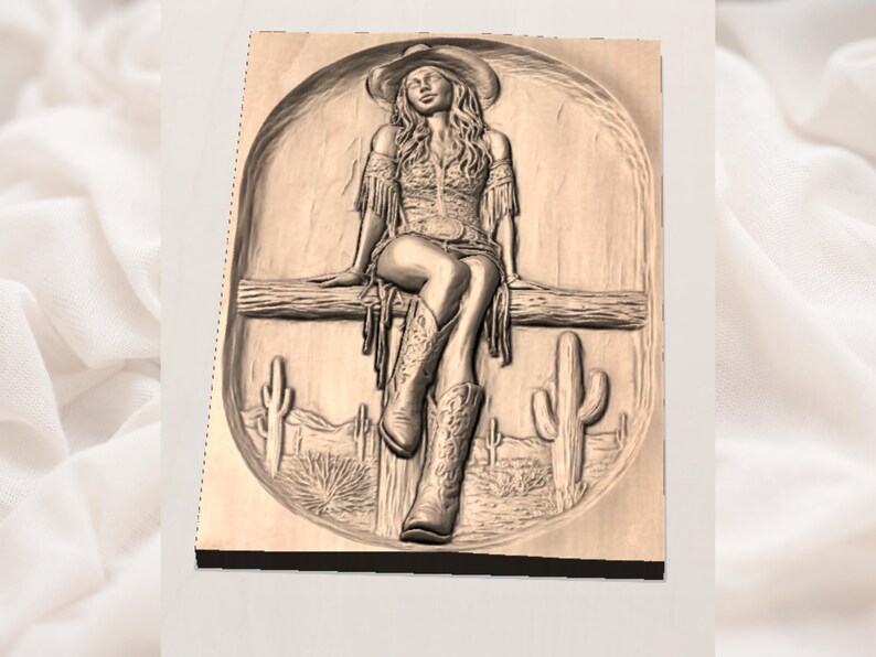 Puede incluir: Un relieve de madera que representa a una vaquera con sombrero, botas y top con flecos, sentada en una viga de madera. El fondo presenta un paisaje des&eacute;rtico con cactus. La obra de arte est&aacute; enmarcada por un borde circular.