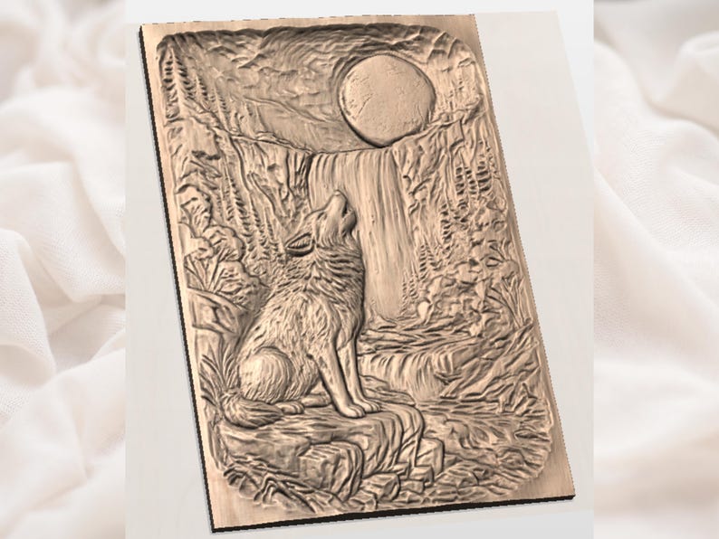 K&ouml;nnte beinhalten: Rechteckige Holzskulptur, die einen Wolf zeigt, der den Mond anheult. Die detaillierte Reliefschnitzerei zeigt einen Wasserfall, B&auml;ume und den Mond im Hintergrund. Der Wolf sitzt auf einem Felsen und hat den Kopf zur&uuml;ckgelegt.