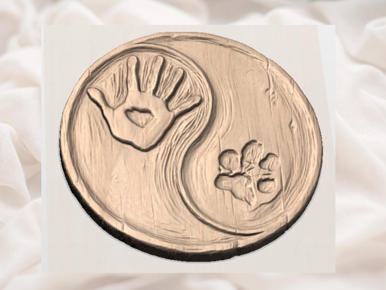 Peut inclure: Un symbole Yin Yang en bois avec une empreinte de main et une empreinte de patte. La sculpture marron clair a une bordure marron fonc&eacute;. Le fond est un tissu blanc cass&eacute;. Un symbole d'&eacute;quilibre.