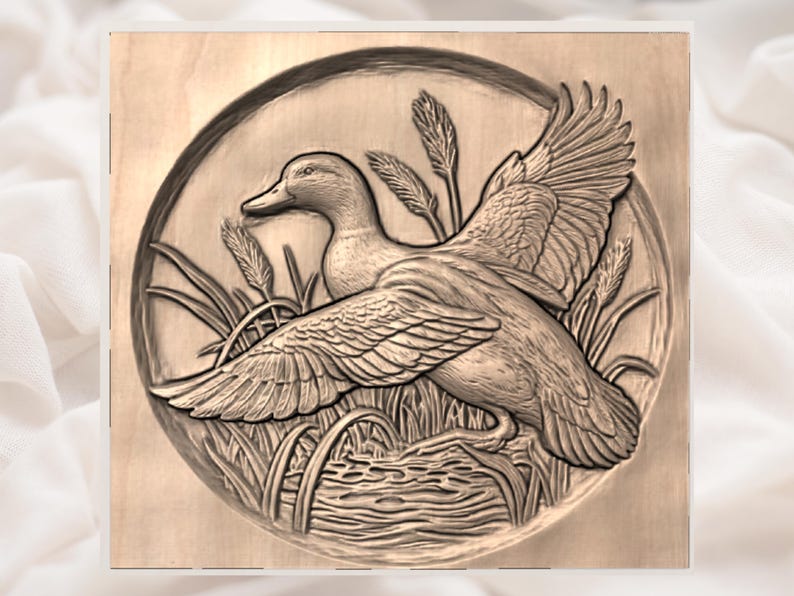 Op de afbeelding: Houten reli&euml;fsnijwerk van een vliegende eend, geplaatst in een cirkelvormig frame. De eend is afgebeeld met uitgestrekte vleugels, omringd door riet en waterplanten. Het kunstwerk is in bruin- en beigetinten.