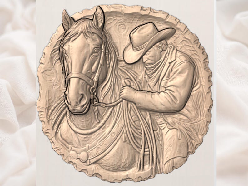 K&ouml;nnte beinhalten: Rundes Relief mit einem Cowboy und einem Pferd. Der Cowboy tr&auml;gt einen Hut und h&auml;lt die Z&uuml;gel. Das Pferd hat einen Zaum. Die Schnitzerei hat ein strukturiertes, rustikales Aussehen mit detaillierten Linien.