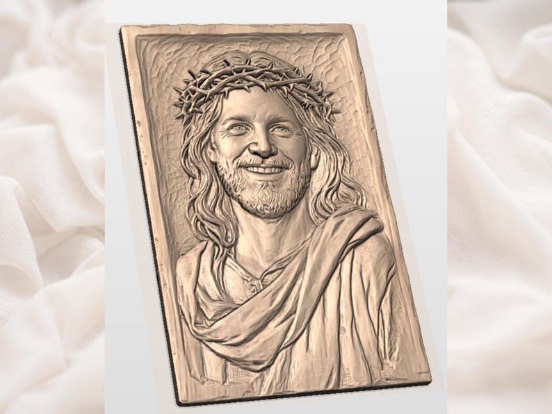 Puede incluir: Un relieve rectangular de color bronce de una figura sonriente que lleva una corona de espinas y est&aacute; envuelta en una t&uacute;nica. El tallado tiene una apariencia tridimensional detallada, con el rostro y el cabello de la figura intrincadamente representados.
