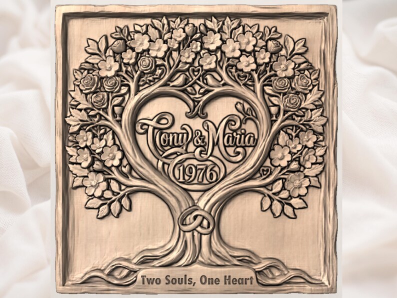 K&ouml;nnte beinhalten: Bronze-farbene, quadratische Plakette mit einem detaillierten Relief eines Baumes mit herzf&ouml;rmigem Design. Die Namen "Tony & Maria" und das Jahr "1976" sind im Herzen eingraviert. Der Satz "Two Souls, One Heart" befindet sich am Fu&szlig;.