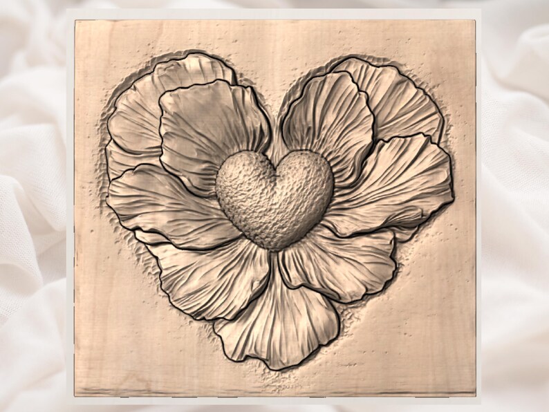 Pu&ograve; includere: Intaglio in legno con un design a forma di cuore. Il cuore &egrave; centrato all'interno di una forma floreale, con dettagliate texture di petali e cuore. L'intaglio &egrave; in tonalit&agrave; marroni, creando un'estetica naturale e rustica.