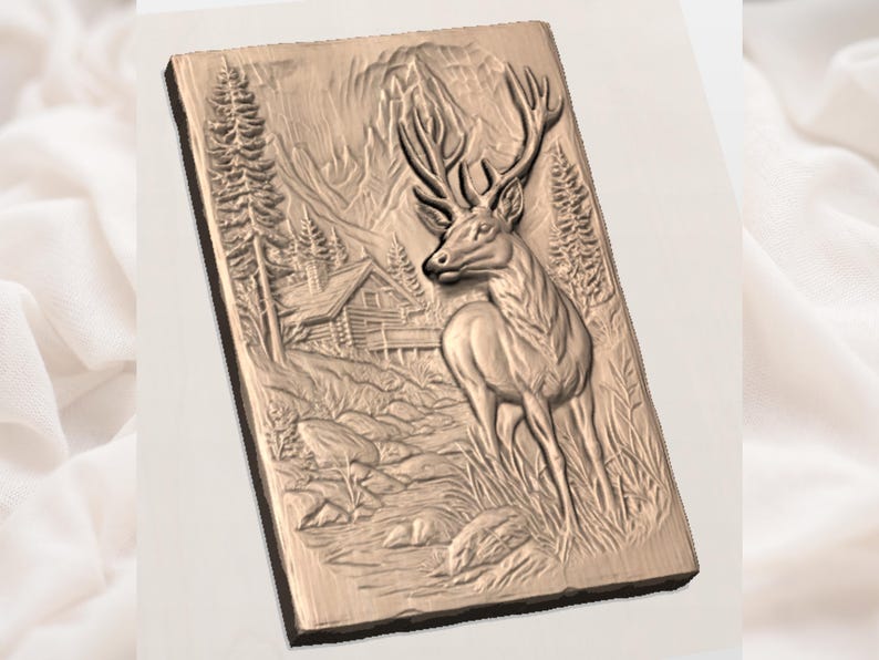 Puede incluir: Un relieve rectangular de madera que representa un ciervo en una escena forestal. El ciervo est&aacute; de pie en hierba alta, con una caba&ntilde;a y monta&ntilde;as al fondo. El relieve es en tonos marrones y beige, con texturas detalladas.