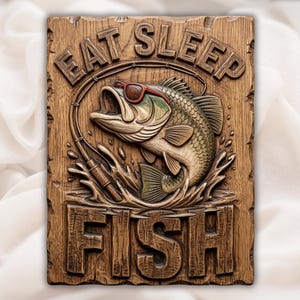 Divertido grabado de lubina pescando / Relieve tallado de pez para comer, dormir y comer / Arte de pared para pescadores con diseño CNC / Placa con salpicaduras de pez de boca grande / Decoración para cueva de hombre o cabaña