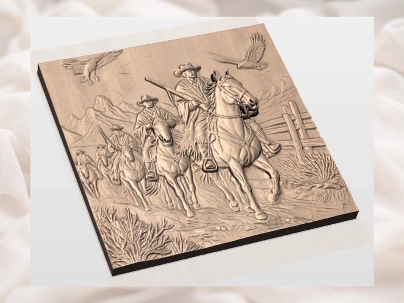 Peut inclure: Une sculpture en relief en bois repr&eacute;sente des cow-boys &agrave; cheval dans un paysage montagneux, avec deux aigles au-dessus. La sculpture d&eacute;taill&eacute;e montre des cow-boys avec des fusils, des chevaux et le terrain.