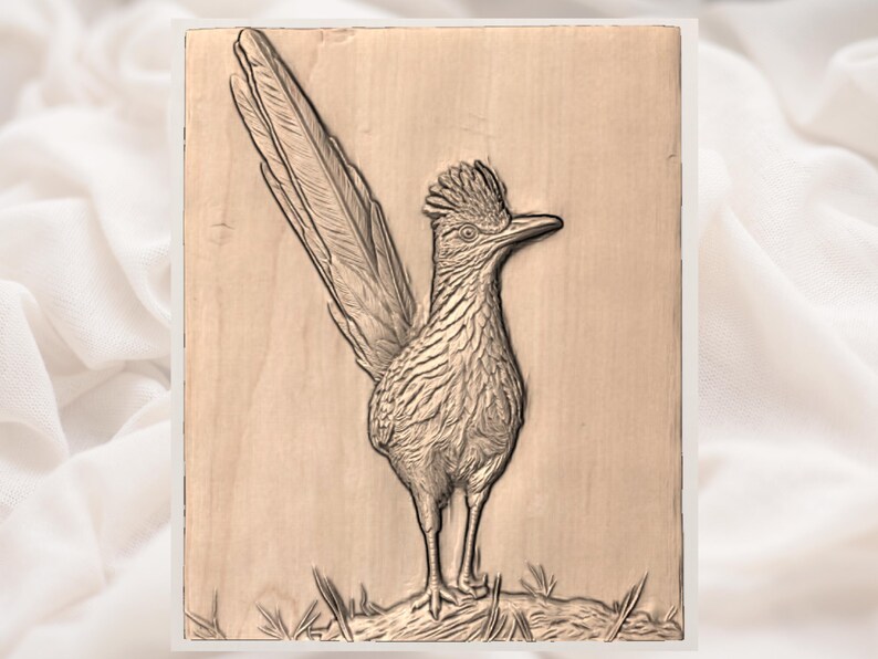 Op de afbeelding: Gedetailleerde houtsnijwerk van een renvogel. De vogel is in profiel afgebeeld, met zijn lange staartveren uitgespreid. Het snijwerk is geplaatst tegen een lichtgekleurde houten achtergrond, met een witte rand.