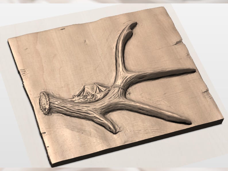Peut inclure: Plaque en bois brun clair avec un motif de bois de cerf sculpt&eacute;. Le bois de cerf est d&eacute;taill&eacute; avec des textures r&eacute;alistes et repose sur une base rectangulaire en bois. Le design est rustique et naturel.