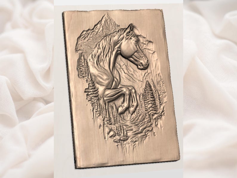 Puede incluir: Un relieve rectangular de madera que representa un caballo encabritado en un paisaje monta&ntilde;oso con pinos. El caballo es el punto focal, con musculatura detallada y melena fluida. El tallado es en tonos marrones.