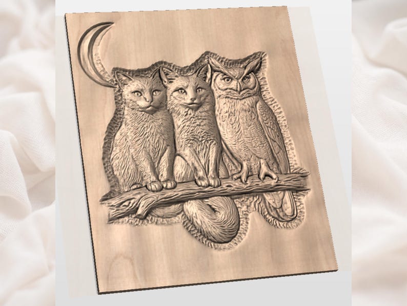 Pu&ograve; includere: Intaglio in legno raffigurante un gatto, una volpe e un gufo appollaiati su un ramo. Una luna crescente &egrave; intagliata nell'angolo in alto a sinistra. Gli animali sono finemente dettagliati, mostrando la consistenza della loro pelliccia e delle loro piume. L'opera &egrave; esposta su un pannello di legno chiaro.