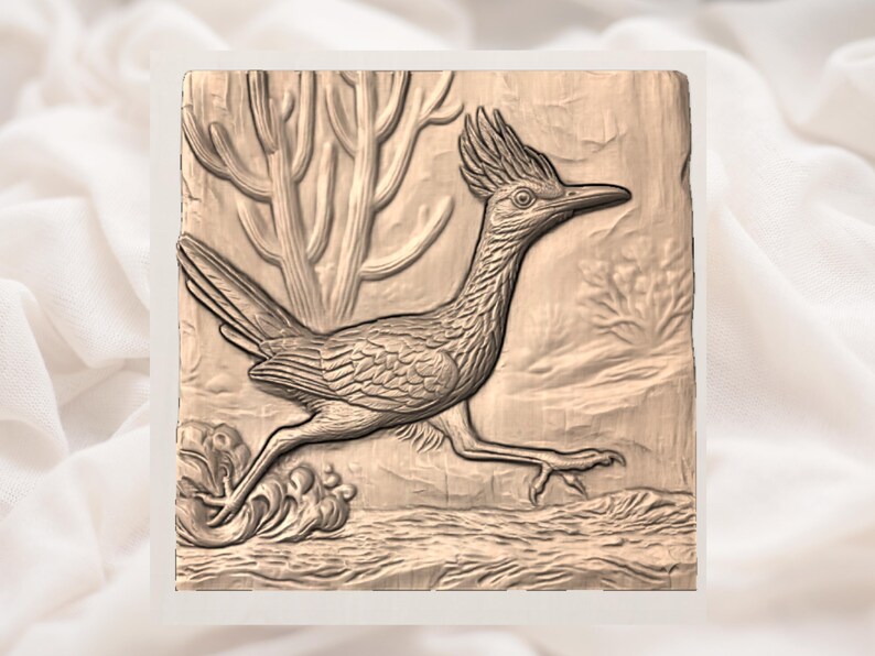 Pu&ograve; includere: Scultura in rilievo dettagliata di un roadrunner in un paesaggio desertico. L'uccello &egrave; raffigurato a passo intermedio, con una resa dettagliata delle sue piume e della sua cresta distintiva. Lo sfondo presenta cactus e altra flora del deserto, il tutto in un tono caldo e terroso.