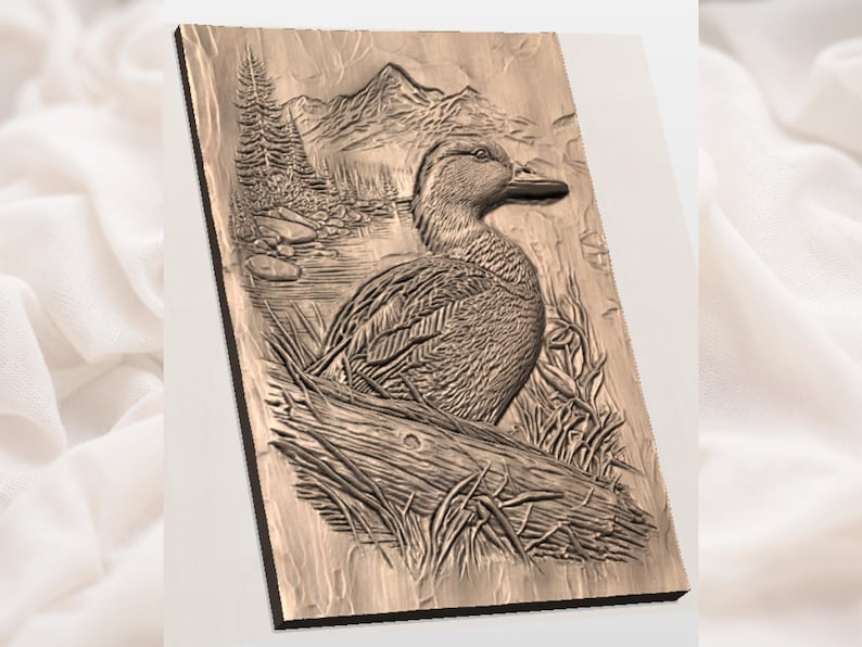 Puede incluir: Un relieve de madera tallada de un pato en un entorno natural. La obra de arte representa un pato descansando sobre un tronco cerca de una masa de agua, con monta&ntilde;as y &aacute;rboles al fondo. La talla es detallada y texturizada.