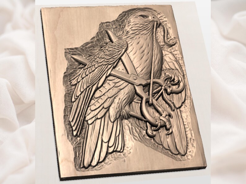 Pu&ograve; includere: Intaglio in legno dettagliato di un falco con le ali spiegate, che tiene un serpente nel becco. Il falco &egrave; appollaiato sopra un paio di forbici incrociate. L'intaglio &egrave; nei toni del marrone e del beige, con intricati dettagli di piume e artigli.