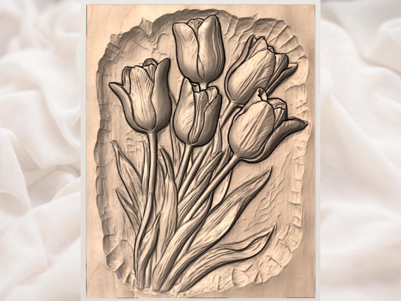 Op de afbeelding: Houten reli&euml;f van vijf tulpen. De sculptuur toont gedetailleerde bloemblaadjes, bladeren en stelen, in een natuurlijke houtkleur. De tulpen zijn gerangschikt in een boeket, tegen een getextureerde achtergrond.