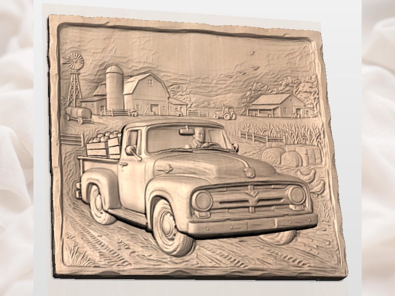 Op de afbeelding: Een gedetailleerde houten snijwerk dat een landelijke boerderijsc&egrave;ne uitbeeldt. Het kunstwerk toont een vintage pick-up truck geladen met producten, langs een schuur, silo, windmolen en velden. Het snijwerk is in bruintinten.