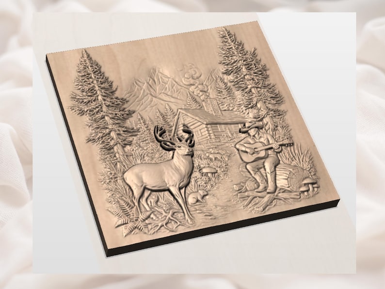 K&ouml;nnte beinhalten: Holzreliefschnitzerei, die eine ruhige Waldszene darstellt. Sie zeigt einen Hirsch, eine H&uuml;tte, eine Person, die Gitarre spielt, und B&auml;ume. Das Kunstwerk ist in eine quadratische Holztafel geschnitzt und zeigt eine rustikale, nat&uuml;rliche &Auml;sthetik.