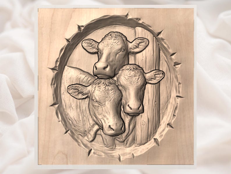 Puede incluir: Una talla de madera que presenta tres cabezas de vaca dentro de un marco circular. Las vacas est&aacute;n intrincadamente detalladas, con pelaje y rasgos faciales visibles. El marco tiene un borde texturizado y puntiagudo, lo que le da un aspecto r&uacute;stico. La obra de arte se exhibe sobre una superficie de madera clara.