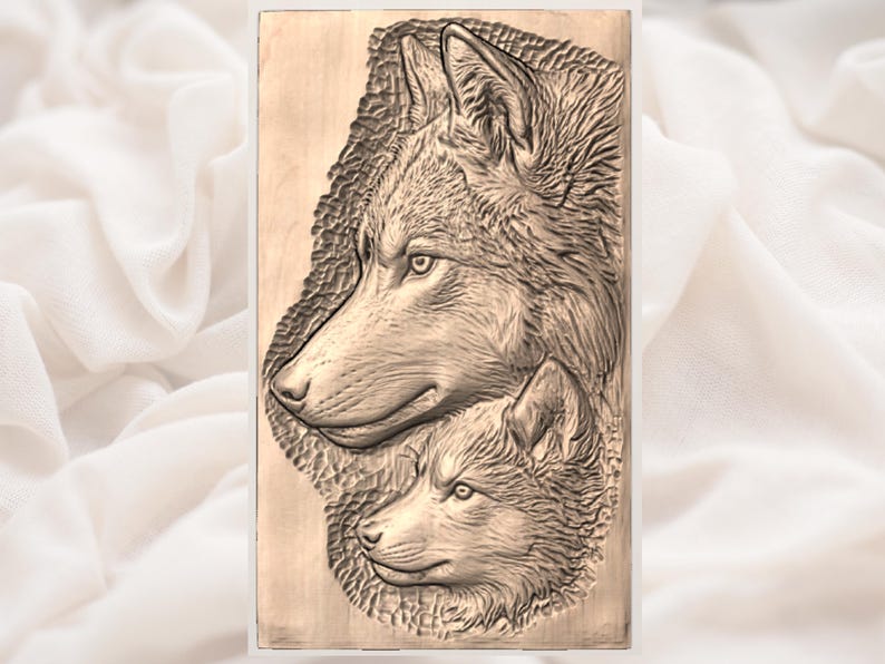 Peut inclure: Une sculpture en bois rectangulaire repr&eacute;sentant deux loups. Le plus grand loup est au-dessus d'un plus petit, tous deux de profil. La sculpture est d&eacute;taill&eacute;e, montrant la texture de la fourrure et les traits des loups. Le bois est de couleur brun clair naturel.