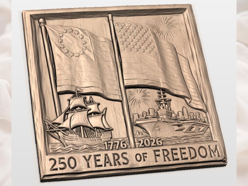 K&ouml;nnte beinhalten: Eine bronzefarbene Reliefschnitzerei mit der amerikanischen Flagge, einem Segelschiff, einem modernen Kriegsschiff und Feuerwerk. Der Text lautet "1776 2026 250 YEARS OF FREEDOM". Das Kunstwerk ist rechteckig mit einem erhabenen Rand.