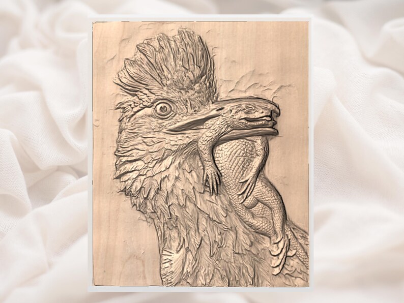 Puede incluir: Una detallada talla de madera representa un ave con cresta, sosteniendo un lagarto en su pico. La obra de arte est&aacute; en tonos marrones, mostrando texturas intrincadas y un estilo naturalista. La talla est&aacute; montada en un panel de madera.