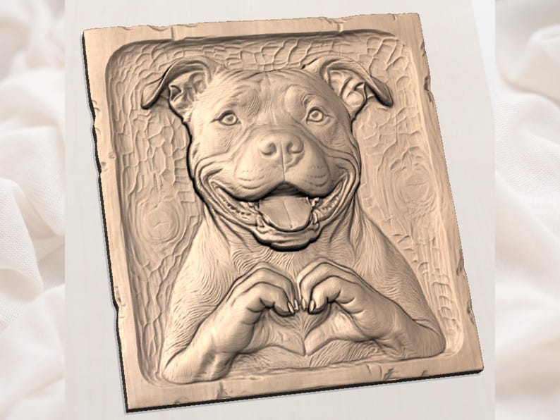 Op de afbeelding: Een houten reli&euml;fsnijwerk van een lachende hond, mogelijk een pitbull, met zijn poten in de vorm van een hart. Het snijwerk bevindt zich in een rechthoekig frame met een getextureerde achtergrond en een natuurlijke houtkleur.
