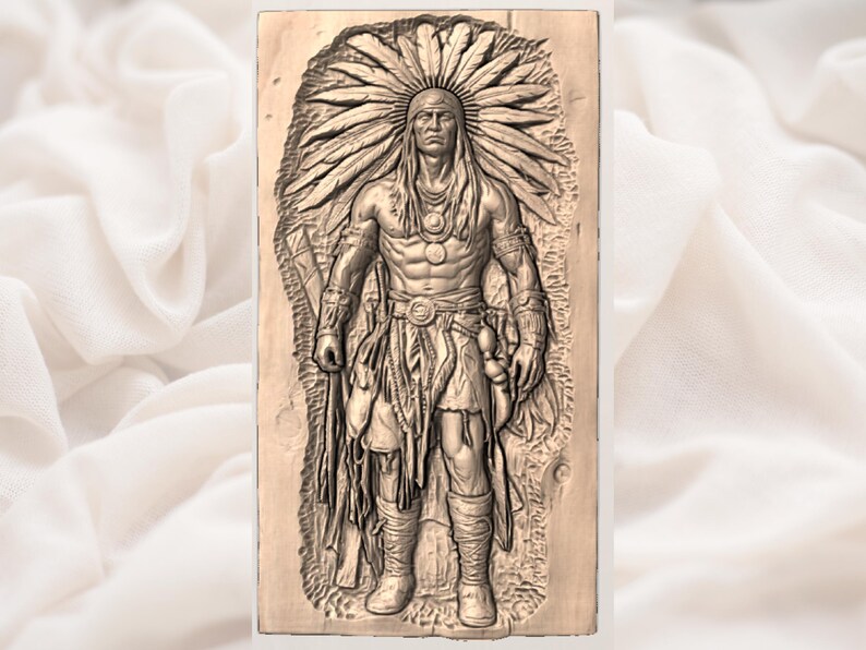 Puede incluir: Un detallado relieve tallado de una figura nativa americana, que lleva un tocado de plumas y vestimenta tradicional. La figura es musculosa y se mantiene en una postura segura. La talla es en un tono de madera c&aacute;lido y natural.