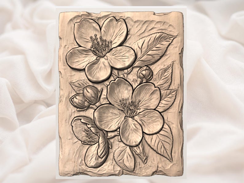 Puede incluir: Un relieve rectangular con flores, capullos y hojas detallados. Las flores tienen m&uacute;ltiples p&eacute;talos y estambres prominentes. La talla es de un tono natural y terroso, posiblemente de madera o piedra.